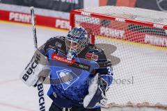 DEL; ERC Ingolstadt - Eisbären Berlin; Puck vor dem Gesicht Torwart Michael Garteig (Nr.34 - ERC)