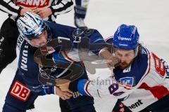 Penny DEL - Eishockey - Saison 2021/22 - ERC Ingolstadt - Adler Mannheim - Zweikampf - Boxkampf zwischen Colton Jobke (#7 ERCI) und Andrew Desjardins (#84 Mannheim) -  Foto: Meyer Jürgen