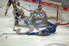 Penny DEL - Eishockey - Saison 2021/22 - ERC Ingolstadt - Eisbären Berlin -  Torwart Tobias Ancicka (Nr.45 - Eisbären Berlin) - Wojciech Stachowiak (#19 ERCI) mit einer Flugeinlage - - Foto: Jürgen Meyer