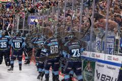 DEL; Playoffs; ERC Ingolstadt - DEG Düsseldorf; Sieg Jubel Freude Halbfinale erreicht, Fan Fankurve Banner Fahnen Spruchband Spieler bedanken sich bei den Fans,