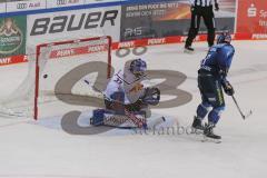 DEL - Eishockey - Saison 2020/21 - ERC Ingolstadt - EHC Red Bull München - Der 2:2 Ausgleichstreffer durch Mathew Bodie (#22 ERCI) - Danny aus den Birken Torwart (#33 München) - Frederik Storm (#9 ERCI) - jubel - Foto: Jürgen Meyer