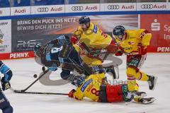 DEL; Playoffs; ERC Ingolstadt - DEG Düsseldorf; Kampf um den Puck Frederik Storm (9 - ERC) Mikko Kousa (Nr.8 - DEG) Joonas Järvinen (Nr.36 - DEG) Alexander Barta (Nr.29 - DEG)