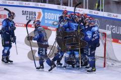 DEL - Eishockey - ERC Ingolstadt - Düsseldorfer EG - Sieg Jubel nach dem Spiel bei Torwart Nicolas Daws (35 ERC) mit Daniel Pietta (86 ERC) Ben Marshall (45 ERC) Simon Schütz (97 ERC) Morgan Ellis (4 ERC) Colton Jobke (7 ERC)