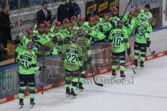 DEL - Eishockey - Saison 2020/21 - ERC Ingolstadt - Nürnberg Ice Tigers - Der 2:0 Führungstreffer durch Ben Marshall (#45 ERCI) - jubel - Abklatschen an der Bande - Foto: Jürgen Meyer