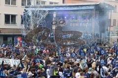 ERC Ingolstadt - Vizemeisterschaftsfeier am Rathausplatz - Saison 2022/2023 - Fans am Rathausplatz - Banner - Choreo - Die Mannschaft auf der Bühne - Foto: Meyer Jürgen