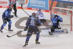 DEL - Eishockey - Saison 2020/21 - ERC Ingolstadt - Schwenninger Wild Wings - Michael Garteig Torwart (#34 ERCI) - Darin Olver (#40 Schwenningen) - Foto: Jürgen Meyer