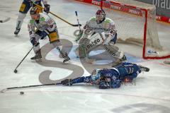 Penny DEL - Eishockey - Saison 2021/22 - ERC Ingolstadt - Eisbären Berlin -  Torwart Tobias Ancicka (Nr.45 - Eisbären Berlin) - Wojciech Stachowiak (#19 ERCI) mit einer Flugeinlage - - Foto: Jürgen Meyer