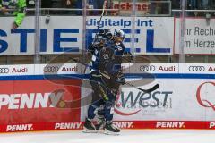 Penny DEL - Eishockey - Saison 2021/22 - ERC Ingolstadt - Grizzlys Wolfsburg - Der 3:2 Führungstreffer durch Mirko Höflin (#10 ERCI) - Emil Quaas (#20 ERCI) - jubel -  Foto: Jürgen Meyer