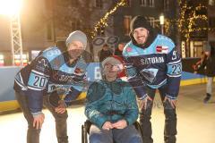 ERC Ingolstadt - Saison 2022/23 - Spieler an der Eisarena - Emil Quaas - Mazúry Edwards - Foto: Markus Banai