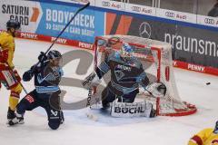 DEL; Playoffs; ERC Ingolstadt - DEG Düsseldorf; knapp vorbei, Torwart Michael Garteig (34 ERC) Fabio Wagner (5 - ERC)