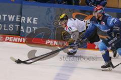 DEL - Eishockey - Saison 2020/21 - ERC Ingolstadt - Krefeld Pinguine - Artur Tyanulin (#71 Krefeld) - Ryan Kuffner (#12 ERCI) - Foto: Jürgen Meyer
