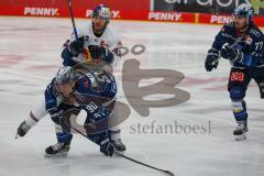 Penny DEL - Eishockey - Saison 2021/22 - ERC Ingolstadt - EHC Red Bull München - Jerome Flaake (#90 ERCI) - Yasin Ehliz (#42 München) -  Foto: Jürgen Meyer
