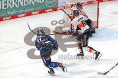 Penny DEL - Eishockey - Saison 2021/22 - ERC Ingolstadt - Grizzlys Wolfsburg - Louis-Marc Aubry (#11 ERCI) schiesst auf das Tor - Chet Pickard Torwart (#34 Wolfsburg) - Jordan Murray (#8 Wolfsburg) -  Foto: Jürgen Meyer