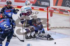 DEL; ERC Ingolstadt - Eisbären Berlin; Torwart Michael Garteig (Nr.34 - ERC) in Bedrängnis Patrice Cormier (Nr.28 - Berlin) Colton Jobke (Nr.7 - ERC) Fabio Wagner (Nr.5 - ERC)