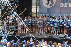 ERC Ingolstadt - Vizemeisterschaftsfeier am Rathausplatz - Saison 2022/2023 - Fans am Rathausplatz - Banner - Choreo - Die Mannschaft auf der Bühne - OB Dr. Christian Scharpf - Foto: Meyer Jürgen