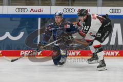 Penny DEL - Eishockey - Saison 2021/22 - ERC Ingolstadt - Kölner Haie - Wayne Simpson (#21 ERCI) - Luis Üffing (#42 Köln) -  Foto: Stefan Bösl