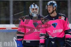 Penny DEL - Eishockey - Saison 2021/22 - ERC Ingolstadt - Nürnberg Ice Tigers - Die Spieler klatschen bei Kevin Reich Torwart (#35 ERCI) ab - Emil Quaas (#20 ERCI)  -  Foto: Jürgen Meyer