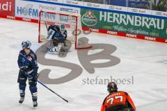 Penny DEL - Eishockey - Saison 2021/22 - ERC Ingolstadt - Grizzlys Wolfsburg - Karri Rämö Torwart (#31 ERCI) - Thomas Reichel (#27 Wolfsburg) -  Foto: Jürgen Meyer