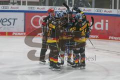 Penny DEL - Eishockey - Saison 2021/22 - ERC Ingolstadt - Fishtown Pinguin Bremerhaven -  Der 1:0 Führungstreffer durch Samuel Soramies (#28 ERCI) - jubel -  Foto: Jürgen Meyer