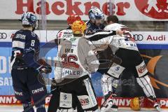 Im Bild: Colton Jobke (#7 ERCI) und Alex Friesen (Bremerhaven) im Zweikampf - Niklas Hübner (#8 ERCI) und Dominik Uher (Bremerhaven) schauen zu

