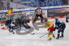 DEL; Playoffs; ERC Ingolstadt - DEG Düsseldorf; Torwart Kevin Reich (35 - ERC) eingewechselt blockt Puck von Stephen MacAulay (Nr.81 - DEG) Colton Jobke (7 - ERC) Daniel Pietta (86 - ERC)