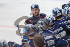 Penny DEL - Eishockey - Saison 2021/22 - ERC Ingolstadt - Augsburger Panther - Der 4:1 Führungstreffer durch Wayne Simpson (#21 ERCI) - jubel - Abklatschen bei den Mitspielern - Foto: Stefan Bösl