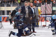 DEL; Playoffs; ERC Ingolstadt - DEG Düsseldorf; Sieg Jubel Freude Halbfinale erreicht, Fan Fankurve Banner Fahnen Spruchband Spieler bedanken sich bei den Fans, Mathew Bodie (22 - ERC) Chef-Trainer Mark French (ERC)