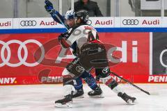 Penny DEL - Eishockey - Saison 2021/22 - ERC Ingolstadt - Kölner Haie -  Emil Quaas (#20 ERCI) - Alex Roach (#44 Köln) - Foto: Stefan Bösl
