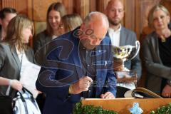 ERC Ingolstadt - Vizemeisterschaftsfeier am Rathausplatz - Saison 2022/2023 - President Peter Kössler - bei der Ehrung der Pokalsieger der Frauenmannschaft - Eintrag ins goldene Buch - Foto: Meyer Jürgen