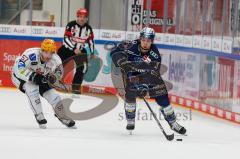 Penny DEL - Eishockey - Saison 2021/22 - ERC Ingolstadt - Fischtown Pinguins Bremerhaven - Simon Gnyp (#3 ERCI) - Alex Friesen (Nr.57 - Fischtown Pinguins Bremerhaven) -  Foto: Jürgen Meyer