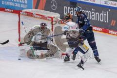 DEL - Eishockey - ERC Ingolstadt - Eisbären Berlin - Mirko Höfflin (10 - ERC) gefährlich vor dem Tor, Torwart Tobias Ancicka (45 - Berlin) Nicholas B. Jensen (48 - Berlin) blocken