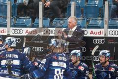 Penny DEL - Pre-Playoff - Spiel 2 - Eishockey - Saison 2021/22 - ERC Ingolstadt - Kölner Haie - Doug Shedden (Cheftrainer ERCI) applaudiert den Schiedsrichtern wegen der Entscheidung weil Mirko Höfflin (#10 ERCI) nach Chris Bourque (#77 ERCI) auf die Stra