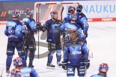 DEL - ERC Ingolstadt - Kölner Haie - Sieg nach Penalty 3:2 für ERCI, Team gratuliert sich und Torwart Nicolas Daws (35 ERC)