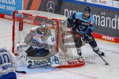 DEL - ERC Ingolstadt - Schwenninger Wild Wings - Justin Feser (71 - ERC) Torwart Joacim Eriksson (SW)