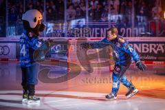 DEL; ERC Ingolstadt - Dresdner Eislöwen; vor dem Spiel Einmarsch durch den Pantherkopf,  Feuer, Breton Alex (75 ERC)
