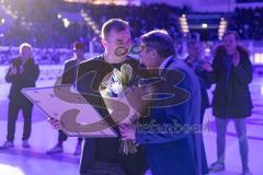 DEL; ERC Ingolstadt - Dresdner Eislöwen; Ehrung Thomas Greilinger (39 ERC). Die Trikotnummer 39 wird für immer unter das Dach der Saturn Arena gehängt und nicht mehr vergeben. Übergabe Erinnerungsbild von ERC Geschäftsführer Claus Liedy