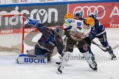 Penny DEL - Eishockey - Saison 2021/22 - ERC Ingolstadt - Fischtown Pinguins Bremerhaven -  Kevin Reich Torwart (#35 ERCI) - Tye McGinn (Nr.16 - Fischtown Pinguins Bremerhaven) - Foto: Jürgen Meyer