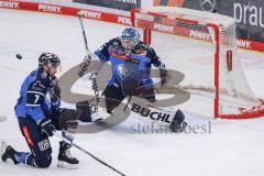 DEL; ERC Ingolstadt - Grizzlys Wolfburg; Torwart Michael Garteig (Nr.34 - ERC) Colton Jobke (Nr.7 - ERC)