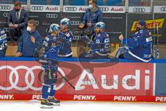 Penny DEL - Eishockey - Saison 2021/22 - ERC Ingolstadt - Eisbären Berlin -  Der 1:2 Anschlusstreffer durch Jerome Flaake (#90 ERCI) - Abklatschen an der Bande- jubel - Foto: Jürgen Meyer