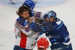 Penny DEL - Eishockey - Saison 2021/22 - ERC Ingolstadt - Adler Mannheim - Zweikampf - Boxkampf zwischen Colton Jobke (#7 ERCI) und Andrew Desjardins (#84 Mannheim) -  Foto: Meyer Jürgen