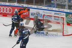 Penny DEL - Eishockey - Saison 2021/22 - ERC Ingolstadt - Grizzlys Wolfsburg - Der 0:1 Führungstreffer durch Dominik Bittner (#7 Wolfsburg) - Karri Rämö Torwart (#31 ERCI) - Fabio Wagner (#5 ERCI) - Tyler Gaudet (#58 Wolfsburg) - Mirko Höflin (#10 ERCI) -