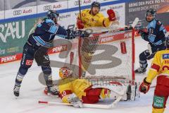 DEL; Playoffs; ERC Ingolstadt - DEG Düsseldorf; Mirko Höfflin (10 - ERC) Tor Jubel Treffer stochert den Puck ins Tor von Torwart Henrik Haukeland (Nr.40 - DEG), Bernhard Ebner (Nr.67 - DEG) versucht zu fangen