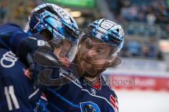 Penny DEL - Eishockey - Saison 2021/22 - ERC Ingolstadt - Krefeld Pinguine - Brandon Defazio (#24 ERCI) - Louis-Marc Aubry (#11 ERCI) - nach dem Spiel -  Foto: Jürgen Meyer