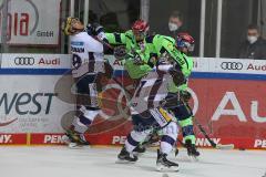 DEL - Eishockey - Saison 2020/21 - ERC Ingolstadt - Eisbären Berlin - Zweikampf an der Bande - #Mirko Höfflin (#10 ERCI) - Ryan McKiernan (#58 Berlin) - Foto: Jürgen Meyer