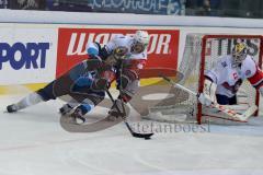 Championsleague - CHL - ERC Ingolstadt - Växjö Lakers (VLH) - Saison 2015/2016 - Petr Taticek (#17 ERC Ingolstadt) - Hennessy Josh #9 weiß VLH - Steen Stefan Torwart VLH - Foto: Jürgen Meyer