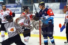 CHL - Champions Hockey League 2015 - ERC Ingolstadt - Frölunda HC - Tomas Kubalik (ERC 81) teilt Nettigkeiten mit Elias Fälth. Foto: Adalbert Michalik