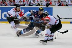 CHL - Eishockey - ERC Ingolstadt - Frölunda Göteborg - Saison 2015/2016 - Petr Taticek (#17 ERC Ingolstadt) - Oscar Fantenberg (Nr.66, Frolunda Gothenburg) - Foto: Jürgen Meyer