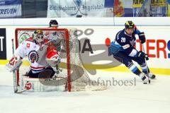 CHL - Champions Hockey League 2015 - ERC Ingolstadt - Frölunda HC - Marc Schmidpeter (ERC 20) nähert sich dem Tor von Torhüter Johan Gustafsson. Foto: Adalbert Michalik