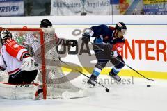 CHL - Champions Hockey League 2015 - ERC Ingolstadt - Frölunda HC - John Laliberte (ERC 15) erkämpft sich hinter dem Tor den Puck. Torhüter Johan Gustafsson sieht in die falsche Richtung. Foto: Adalbert Michalik