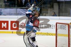 Championsleague - CHL - ERC Ingolstadt - Växjö Lakers (VLH) - Saison 2015/2016 - Timo Pielmeier (#51 ERC Ingolstadt) beim aufsetzen der Torwartmaske - Foto: Jürgen Meyer